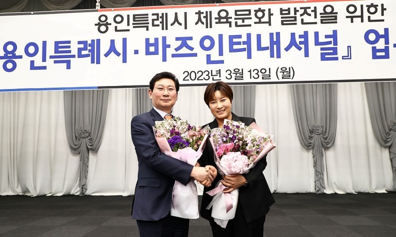8-5. 용인특례시 체육문화 발전을 위한 업무협약식에서 협약서에 서명한 이상일 용인특례시장과 박세리 대표) ⓒ타임즈