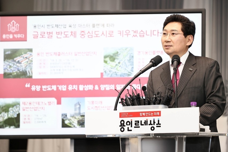 11-1. 이상일 용인특례시장이 지난 1월 신년 언론브리핑에서 반도체 역량 강화를 위한 계획을 발표하고 있다 ⓒ타임즈<br>
(사진설명 : 이상일 용인특례시장이 지난 1월 신년 언론브리핑에서 반도체 역량 강화를 위한 계획을 발표하고 있다)