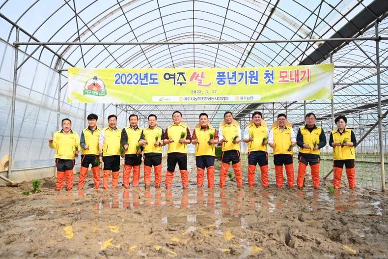 추가03- 2023년 여주시 ‘대왕님표 여주쌀’ 첫 모내기 (2) ⓒ타임즈