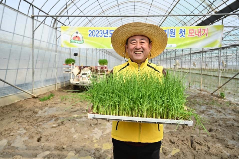 추가03- 2023년 여주시 ‘대왕님표 여주쌀’ 첫 모내기 (1) ⓒ타임즈