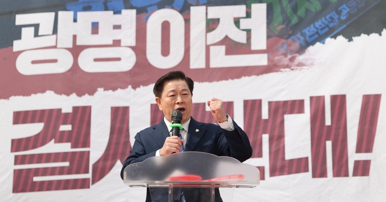 (광명1)구로차량기지 광명이전반대 공동대책위원회는 17일 오전 광명시민체육관 운동장에서 시민 1천여 명이 참여한 가운데 구로차량기지 광명이전 반대 총궐기대회를 열었다 ⓒ타임즈