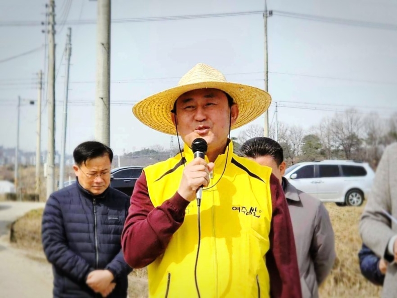 이충우 여주시장, 2023년 여주시 첫 모내기 현장 사진 ⓒ타임즈