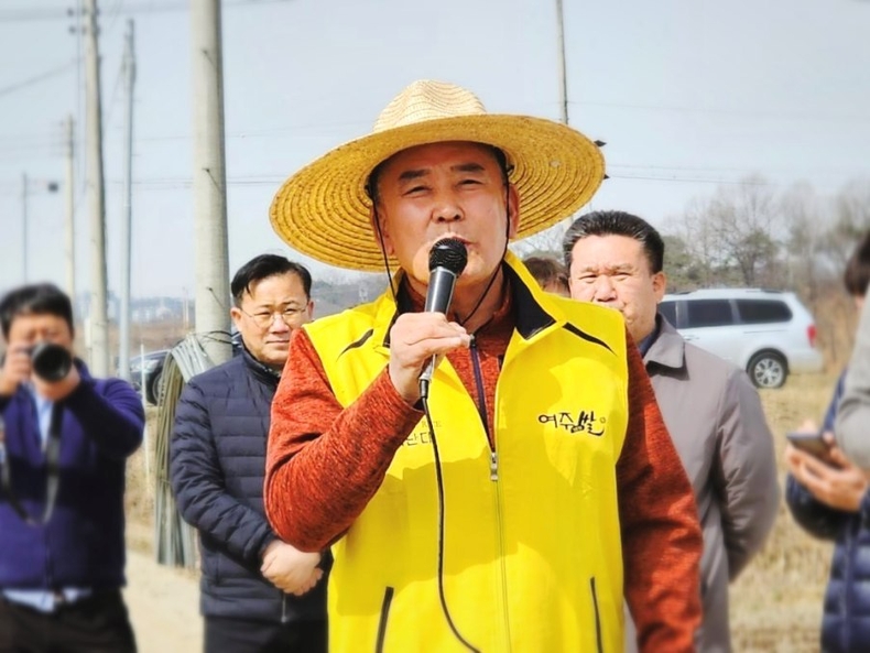 여주시의회 정병관 의장, 2023년 여주시 첫 모내기 현장 사진 ⓒ타임즈