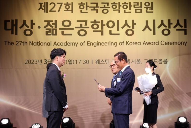 제27회 한국공학한림원 대상 시상식에서 ‘젊은공학인상’을 받는 김형수 부사장 ⓒ타임즈