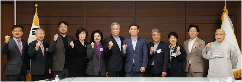 24일 용인시청 접견실에서 이상일 용인시장을 비롯해 자문위원 10명과 2023년 자문위원회 위촉식 및 제1차 정기회의를 개최 ⓒ타임즈
