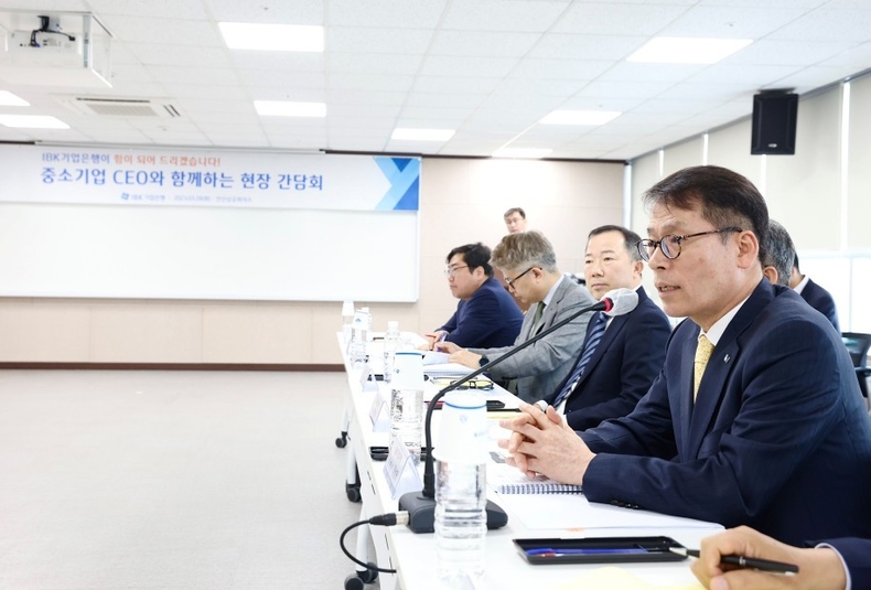 <사진은 28일 경기도 안산시 안산상공회의소에서 열린 ‘증소기업 현장 간담회‘에서 김성태 IBK기업은행장이 중소기업 대표분들과 중기지원방안에 대해 논의하고 있는 모습> ⓒ타임즈 