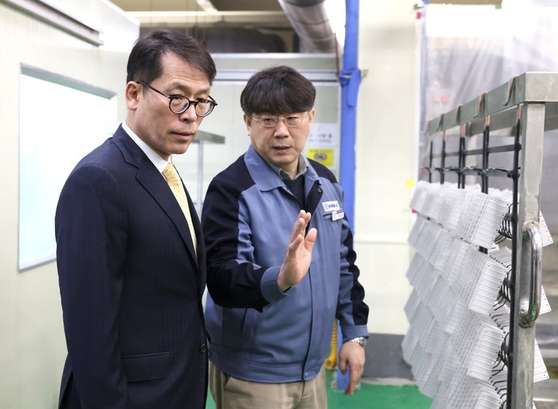 <사진은 28일 김성태 IBK기업은행장이 경기도 안산시에 위치한 소재한 도금업체인 한국에이엠에프를 방문해 업체 직원으로부터 제조 공정에 대한 설명을 듣고 있는 모습> ⓒ타임즈 