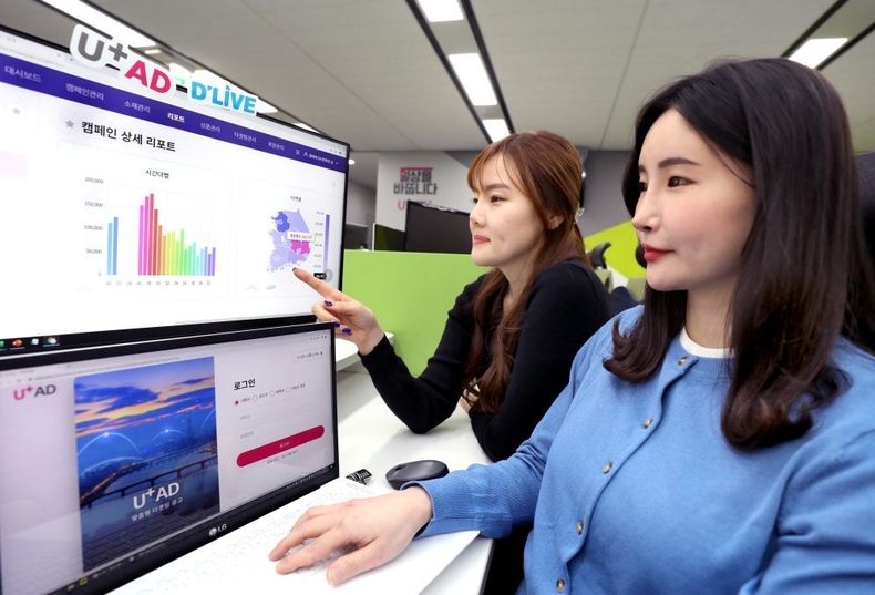 0330 LG U+, 딜라이브와 제휴 맺고 수도권 광고 커버리지 1위 발돋움 ⓒ타임즈<br>
█ 사진 설명 : LG유플러스가 수도권 최대 유료방송 사업자 ‘딜라이브’와 광고매체 판매 활성화 및 커버리지 확대를 위한 사업 제휴를 체결하며 수도권 내 광고 커버리지 기준 1위 유료방송 플랫폼 기업으로 발돋움했다. 사진은 LG유플러스 직원이 자사 통합 광고 운영 플랫폼 ‘U+AD’를 소개하고 있는 모습.