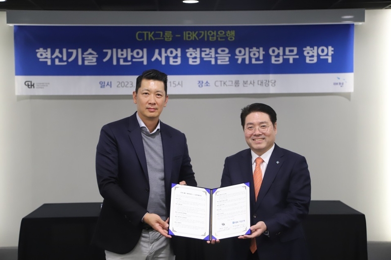IBK-CTK그룹 ⓒ타임즈<br>
<사진은 지난 28일 서울시 서초구 씨티케이그룹 본사에서 열린 ‘혁신기술 기반의 사업 협력을 위한 업무 협약식‘에서 IBK기업은행 김인태 혁신금융그룹 부행장(오른쪽)과 정인용 씨티케이그룹 대표이사(왼쪽)가 협약식을 마치고 기념촬영을 하고 있는 모습>