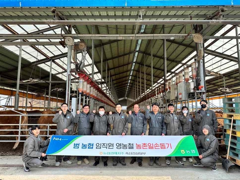 28일 경기도 여주시에 소재한한우농가를 방문하여 축사 환경 정비 등 일손돕기를 실시했다고 밝혔다. ⓒ타임즈