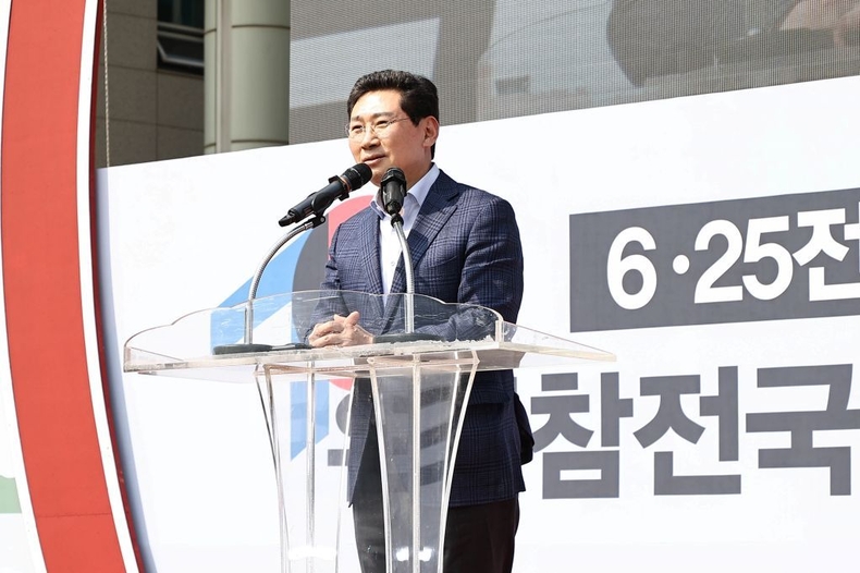 1-1. 1일 용인특례시청사 하늘광장에서 열린 6.25전쟁 정전70주년 유엔참전 자전거 동맹로드 기념식에서 축사를 하고 있는 이상일 시장 ⓒ타임즈