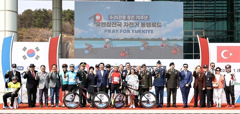 1-3. 1일 용인특례시청사 하늘광장에서 열린 6.25전쟁 정전70주년 유엔참전 자전거 동맹로드 기념식에서 축사를 하고 있는 이상일 시장 ⓒ타임즈