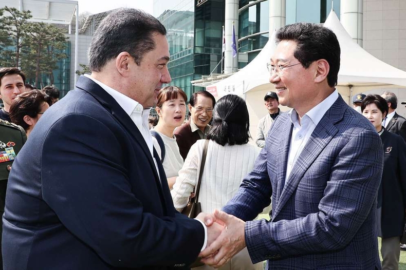 1-4. 1일 용인특례시청사 하늘광장에서 열린 6.25전쟁 정전70주년 유엔참전 자전거 동맹로드 기념식에서 축사를 하고 있는 이상일 시장 ⓒ타임즈