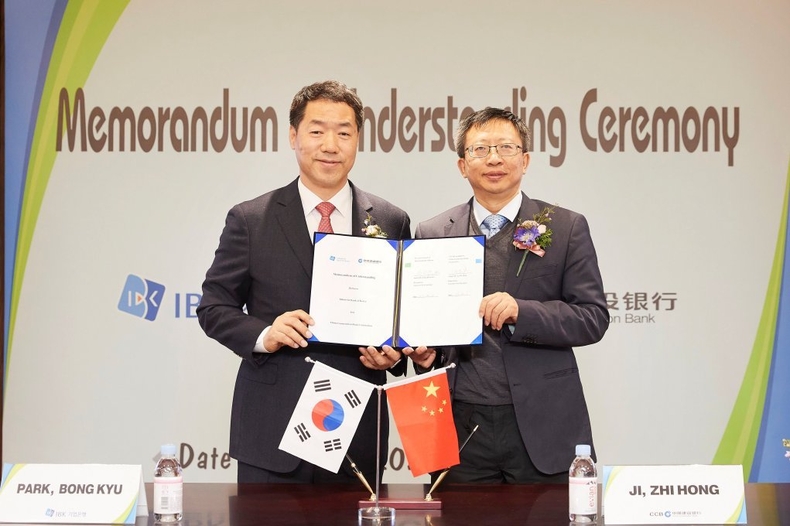 중국건설은행-IBK기업은행 MOU ⓒ타임즈<br>
<사진은 지난 5일 서울 중구 을지로 중국건설은행 서울본점에서 박봉규 IBK기업은행 부행장(왼쪽)과 Ji Zhihong 중국건설은행 부행장(오른쪽)이 업무협약 체결 후 기념촬영을 하는 모습>