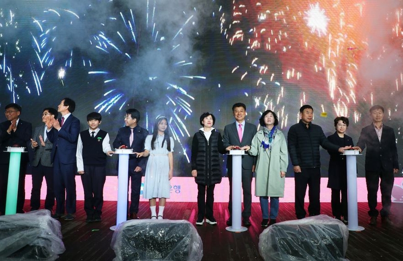 송파구 석촌호수 동호 수변무대에서 진행된 ‘호수의 봄 축제’ 개막 선포식에 참석했다. ⓒ타임즈 