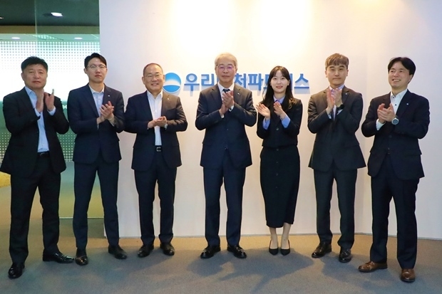 우리금융그룹(회장 임종룡)은 지난 4일 우리벤처파트너스를 방문해 임직원들과 소통의 시간을 가졌다. 임종룡 우리금융그룹 회장(왼쪽에서 네번째), 김창규 우리벤처파트너스 대표(왼쪽에서 세번째)와 임직원들이 기념촬영을 하고 있다. ⓒ타임즈