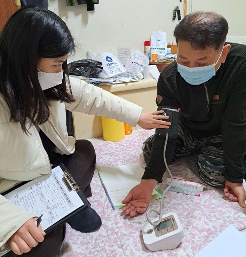 복지정책과-성남시 간호직 공무원이 찾아가는 보건복지 서비스 중이다(혈압 측정) ⓒ타임즈