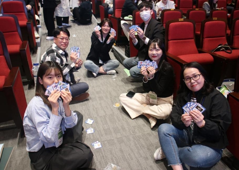 사진 2. 12일(수) 대전 신협중앙연수원에서 진행된 ‘2023년 멘토 역량강화 교육’ 과정 중 화폐 카드 교구를 체험하는 신협 멘토들의 모습 ⓒ타임즈