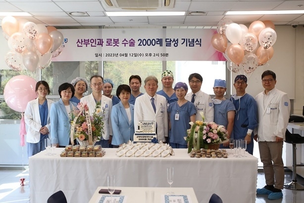 분당서울대병원 산부인과 로봇수술 2000례 달성 기념행사 단체사진 ⓒ타임즈