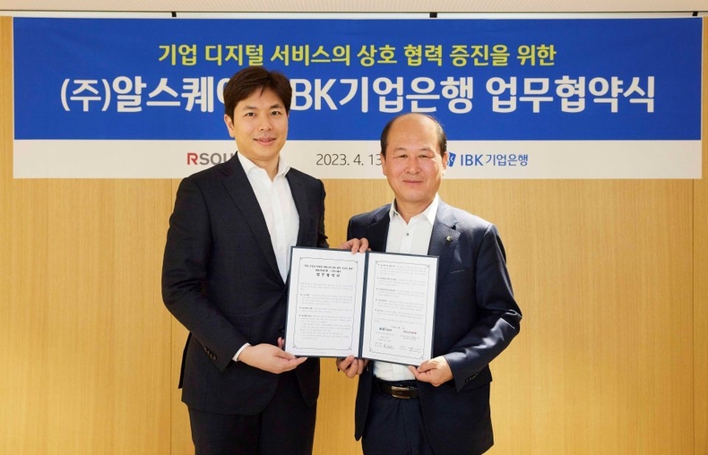(주)알스퀘어-IBK기업은행 협약식 ⓒ타임즈<br>
<사진은 지난 13일 서울 중구 기업은행 본점에서 ‘기업 디지털 서비스의 상호 협력 증진을 위한 업무 협약식‘에서 박주용 IBK기업은행 디지털그룹장(오른쪽)과 이용균 알스퀘어 대표(왼쪽)가 업무 협약식을 마치고 기념촬영을 하고 있는 모습>