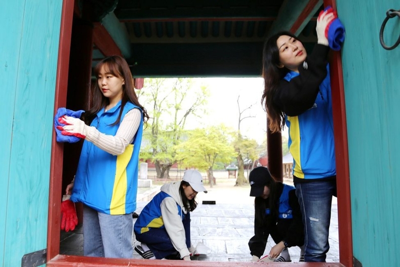 신한은행, 성균관 명륜당 봉사활동(사진2) ⓒ타임즈<br>
(사진2) 지난 15일 서울시 종로구 소재 성균관 명륜당에서 신한은행 직원과 가족들이 봉사활동 하는 모습