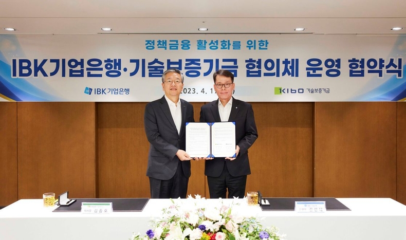 230417 IBK기업은행-기술보증기금 협의체 운영 협약식 ⓒ타임즈<br>
<사진은 지난 17일 서울 중구 을지로 기업은행 본점에서 열린 ‘정책금융 활성화를 위한 IBK기업은행-기술보증기금 협의체 운영 협약식‘에서 김성태 IBK기업은행장(오른쪽)과 김종호 기술보증기금 이사장(왼쪽)이 협약식을 마치고 기념촬영을 하고 있는 모습>