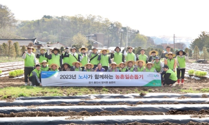 17일 경기도 용인시 양지면 소재 옥수수농가에서「노사가 함께하는 농촌일손돕기」를 실시 ⓒ타임즈