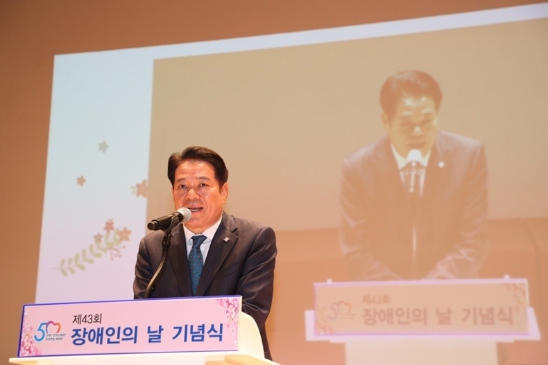 최대호 안양시장이 20일 제43회 장애인의 날 기념식에서 인사말을 하고 있다 ⓒ타임즈