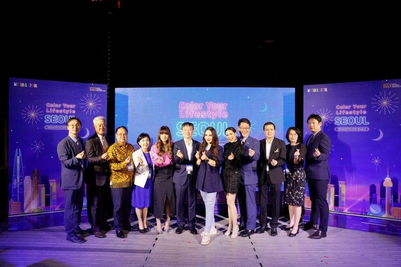 (대표사진) 4월 20일 태국 방콕에서 열린 서울관광설명회에 참석한 VIP 및 태국 셀럽들이 기념 사진을 찍고 있다. ⓒ타임즈