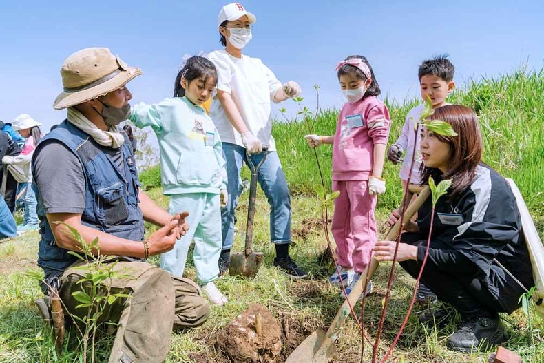 우리은행, 임직원 가족 참여 노을공원 숲 조성 봉사홀동 실시_2 ⓒ타임즈<br>
■ 사진설명2 : 봉사활동에 참여한 임직원 가족들이 묘목을 심기전 시민단체 활동가로부터 설명을 듣고 있다.