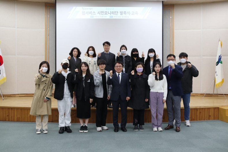 25일‘제2기 웹서비스 시민 모니터단’으로 10명의 시민을 위촉. (단체사진) ⓒ타임즈
