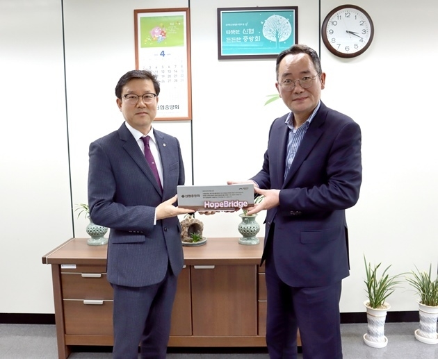  4월 20일(목), 신협중앙회가 재난위기극복을 공로로 전국재해구호협회로부터 감사패를 받았다. (좌측부터 손재완 신협중앙회 신협행복나눔부문장, 김희년 전국재해구호협회 커뮤니케이션 및 구호모금본부장) ⓒ타임즈