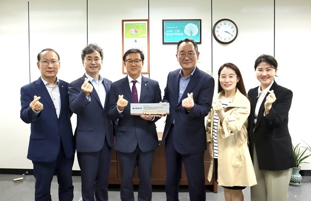 4월 20일(목), 신협중앙회가 재난위기극복을 공로로 전국재해구호협회로부터 감사패를 받았다. (좌측부터 박찬길 신협중앙회 사회공헌본부 부장, 이성만 신협중앙회 사회공헌본부장, 손재완 신협중앙회 신협행복나눔부문장, 김희년 전국재해구호협회 커뮤니케이션 및 구호모금본부장, 김희윤 전국재해구호협회 모금사업팀장, 이호수 전국재해구호협회 모금사업팀 매니저) ⓒ타임즈
