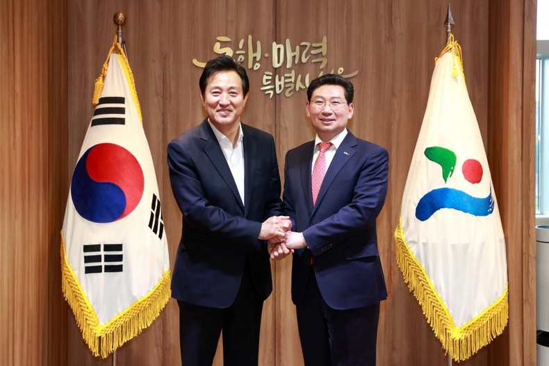 5-1. 이상일 용인특례시장(우)이 오세훈 서울시장(좌) 과 기념촬영을 하고 있다 ⓒ타임즈