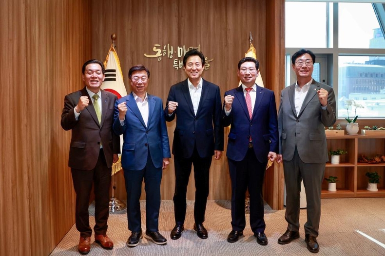 5-2. 1일 서울지하철 3호선 연장사업 간담회 후 참석자들이 기념촬영을 하고 있다. 왼쪽부터 이재준 수원특례시장, 신상진 성남시장, 오세훈 서울시장, 이상일 용인특례시장, 정명근 화성시장 ⓒ타임즈