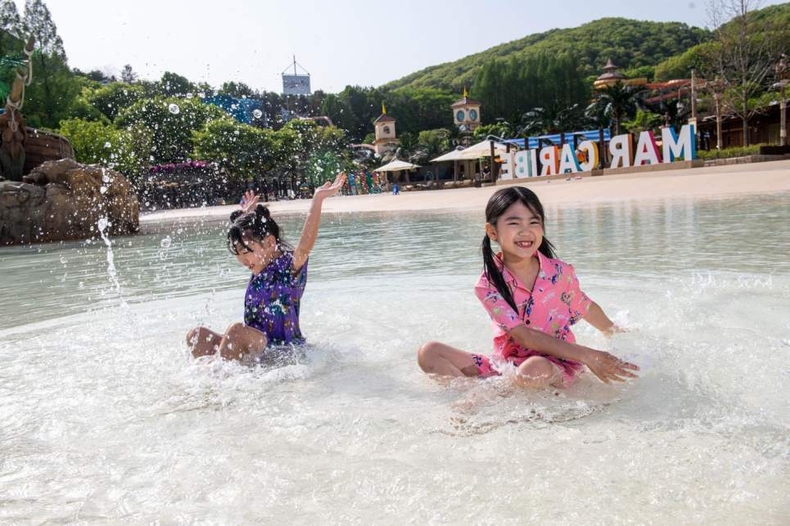 캐리비안 베이 해변카페 마르카리베 (1) ⓒ타임즈<br>
5월 21일까지 무료 개방된 캐리비안 베이 '마르카리베'에서는 누구나 자유롭게 입장해 파도풀이 펼쳐지는 이국적인 분위기의 해변 카페에서 마음껏 휴식을 취하며 다채로운 경험을 할 수 있다.