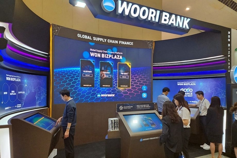 우리금융, ADB 연차총회서 중소기업 지원 플랫폼 소개_1 ⓒ타임즈 <br>
■사진설명1 : 우리은행 공급망금융 플랫폼 ‘원비즈플라자’ 전시부스 모습