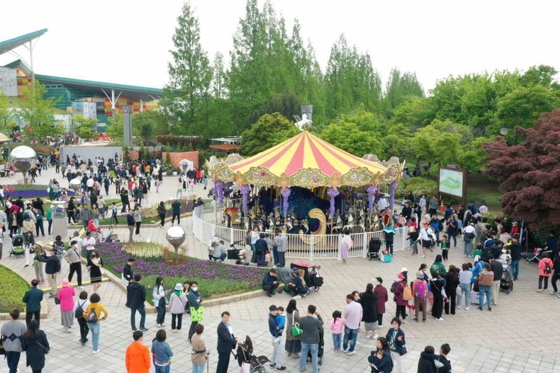 제꽃박람회를 찾은 관람객들이 수상 꽃 자전거와, 꽃으로 장식된 회전목마를 체험하고 있다. 꽃 배, 꽃 회전목마, 꽃 열차 등 다양한 즐길 거리는 꽃박람회가 진행되는 5월 8일까지 체험이 가능하다. ⓒ타임즈