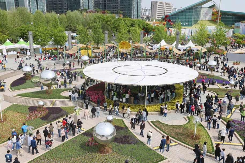 2023고양국제꽃박람회 야외정원을 관람객들이 즐기고 있다. 꽃 구경과 회전목마를 체험할 수 있는 ‘모멘텀 가든’, 150종•1,500여 개의 분화 품종을 전시중인 ‘분화 품종 전시’ 등 꽃박람회 행사장 전역을 야외정원으로 조성해 다양한 볼거리를 제공하고 있다. ⓒ타임즈