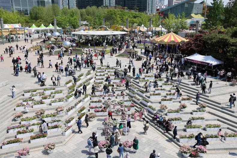 2023고양국제꽃박람회 야외정원을 관람객들이 즐기고 있다. 꽃 구경과 회전목마를 체험할 수 있는 ‘모멘텀 가든’, 150종•1,500여 개의 분화 품종을 전시중인 ‘분화 품종 전시’ 등 꽃박람회 행사장 전역을 야외정원으로 조성해 다양한 볼거리를 제공하고 있다. ⓒ타임즈