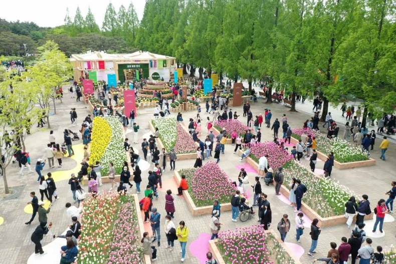 2023고양국제꽃박람회 야외정원을 관람객들이 즐기고 있다. 꽃 구경과 회전목마를 체험할 수 있는 ‘모멘텀 가든’, 150종•1,500여 개의 분화 품종을 전시중인 ‘분화 품종 전시’ 등 꽃박람회 행사장 전역을 야외정원으로 조성해 다양한 볼거리를 제공하고 있다. ⓒ타임즈