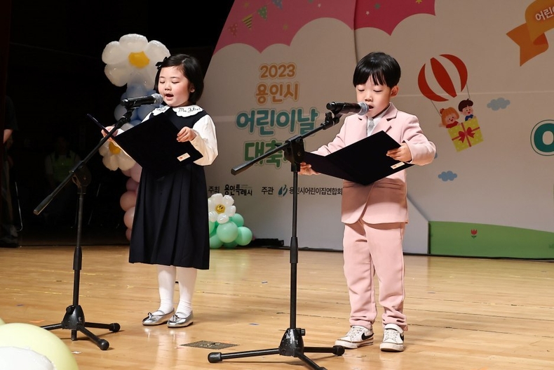  1-2. 5일 용인특례시청 에이스홀에서 열린 '2023 용인시 어린이날 대축제'에서 아동 권리헌장을 낭독하고 있는 아이들의 모습 ⓒ타임즈
