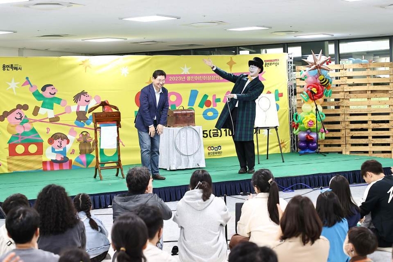 (사진설명 : 1-1. 5일 용인특례시청 에이스홀에서 열린 '2023 용인시 어린이날 대축제'에서 인사말을 하고 있는 이상일 용인특례시장 ⓒ타임즈