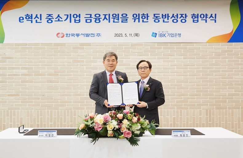 e혁신 중소기업 금융지원을 위한 동반성장 협약체결 ⓒ타임즈<br>
<사진은 11일 서울 을지로 기업은행 본점에서 열린 ‘e혁신 중소기업 금융지원을 위한 동반성장 협약식’에서 최광진 IBK기업은행 CIB그룹장(오른쪽)과 이영찬 한국동서발전 부사장(왼쪽)이 협약식을 마치고 기념촬영을 하고 있는 모습>