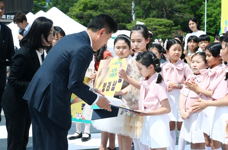 올림픽공원 평화의 광장에서 열린 ‘제8회 송파 아동·청소년축제 「허그(H·U·G)」’에 참석했다. ⓒ타임즈