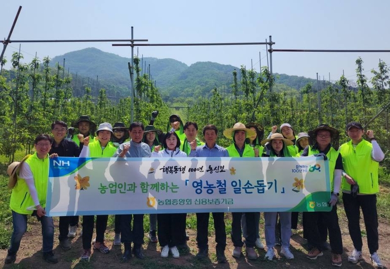 경기 남양주시 소재 딸기농가에서 딸기 꽃솎음작업을 하며 일손을 도왔다. ⓒ타임즈