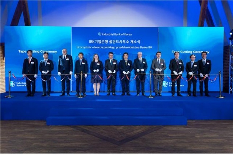 폴란드 사무소 개소 ⓒ타임즈<br>
사진은 16일 폴란드 브로츠와프에서 열린 ‘IBK기업은행 폴란드 사무소 개소식’에서 김성태 IBK기업은행장(왼쪽 6번째)이 주요 인사들과 함께 테이프 커팅 행사를 하고 있는 모습. (왼쪽부터) 박봉규 IBK기업은행 글로벌·자금시장 그룹장, 안승광 브로츠와프 기업협의회장, 체자르 프쉬빌스키 돌르노실롱스키에 州총리, 이홍민 폴란드 한인연합회장, 안나 하우바 폴란드 재무부 차관, 김성태 IBK기업은행장, 임훈민 駐폴란드 대사, 야로스와프 오브램스키 돌르노실롱스키에 州지사, 파벨 쿠르타시 폴란드 투자청장, 조봉현 IBK기업은행 경제연구소장, 최광진 IBK기업은행 CIB그룹장, 김지욱 IBK기업은행 폴란드 사무소장.