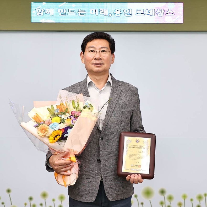 이상일 용인특례시장이 ‘2023 소비자가 선호하는 유아아동&시니어 브랜드 대상’에서 아동정책 부문 대상을 수상, 상패를 들고 기념사진을 찍고 있다. ⓒ타임즈