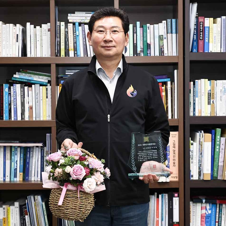 7-2. 이상일 용인특례시장이 지난 달 27일 ’대한민국 평판대상‘에서 자치단체장 부문 대상을 수상, 상패를 들고 기념 사진을 찍고 있다. ⓒ타임즈