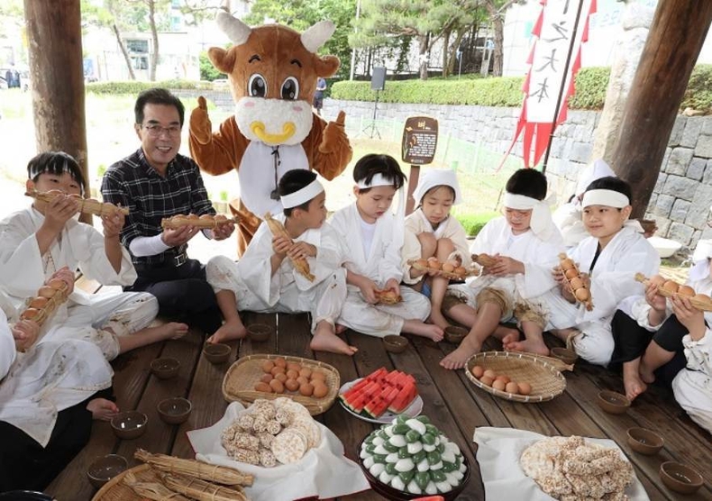 농업박물관 앞 야외농장에서 어린이들과 함께 못줄을 사용한 전통 손모내기 체험행사에 참여했다. ⓒ타임즈